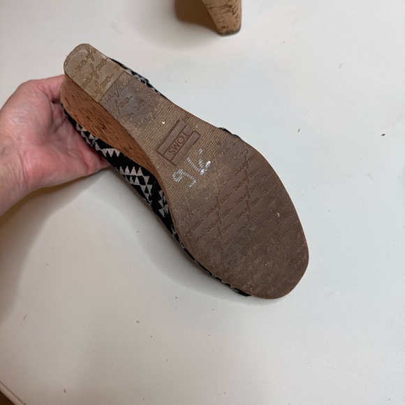 TOMS Reina Tribal Black and White Peep Toe Cork Wedge Shoes - Picture 4 of 5